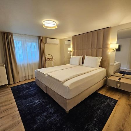 Hotel Queen Ramnicu Valcea Ngoại thất bức ảnh