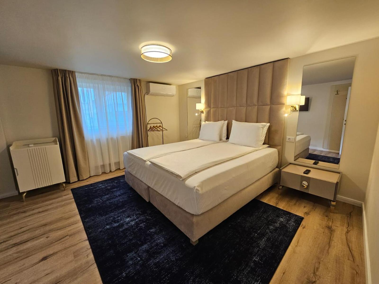 Hotel Queen Ramnicu Valcea Ngoại thất bức ảnh