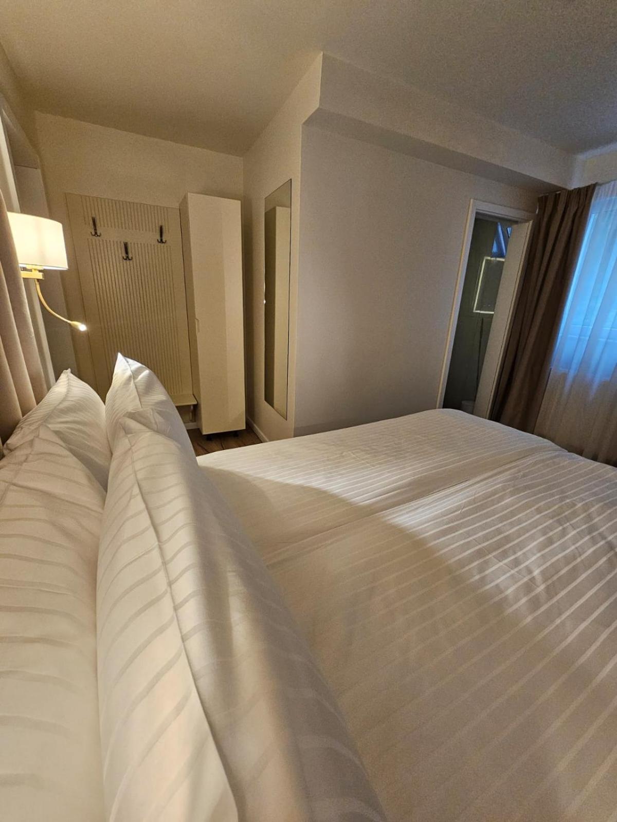 Hotel Queen Ramnicu Valcea Ngoại thất bức ảnh