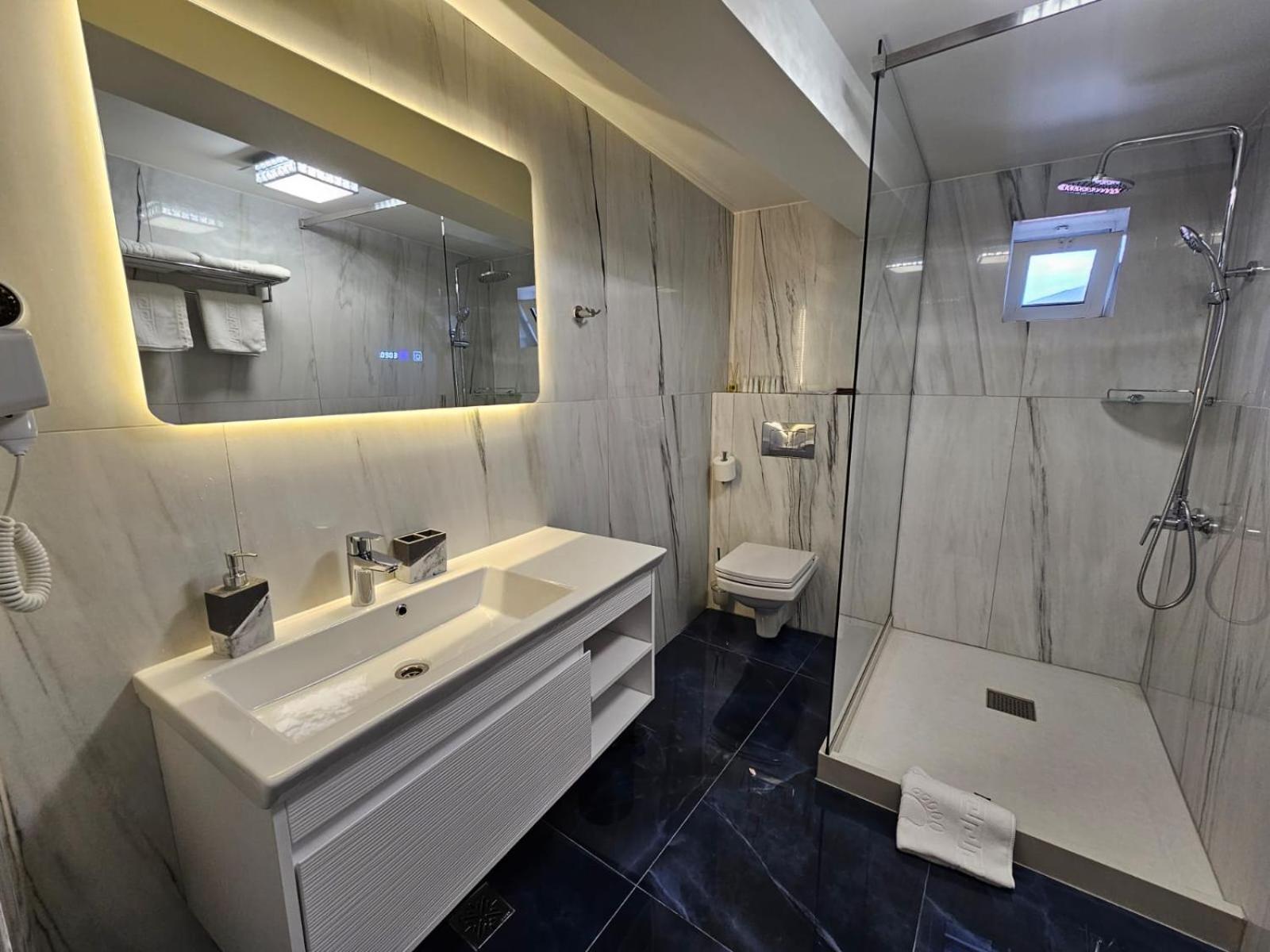 Hotel Queen Ramnicu Valcea Ngoại thất bức ảnh