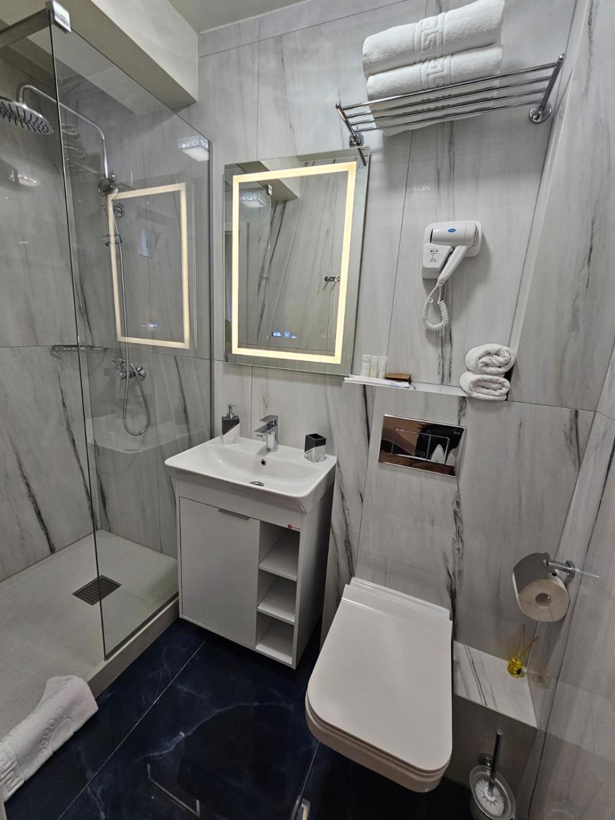 Hotel Queen Ramnicu Valcea Ngoại thất bức ảnh