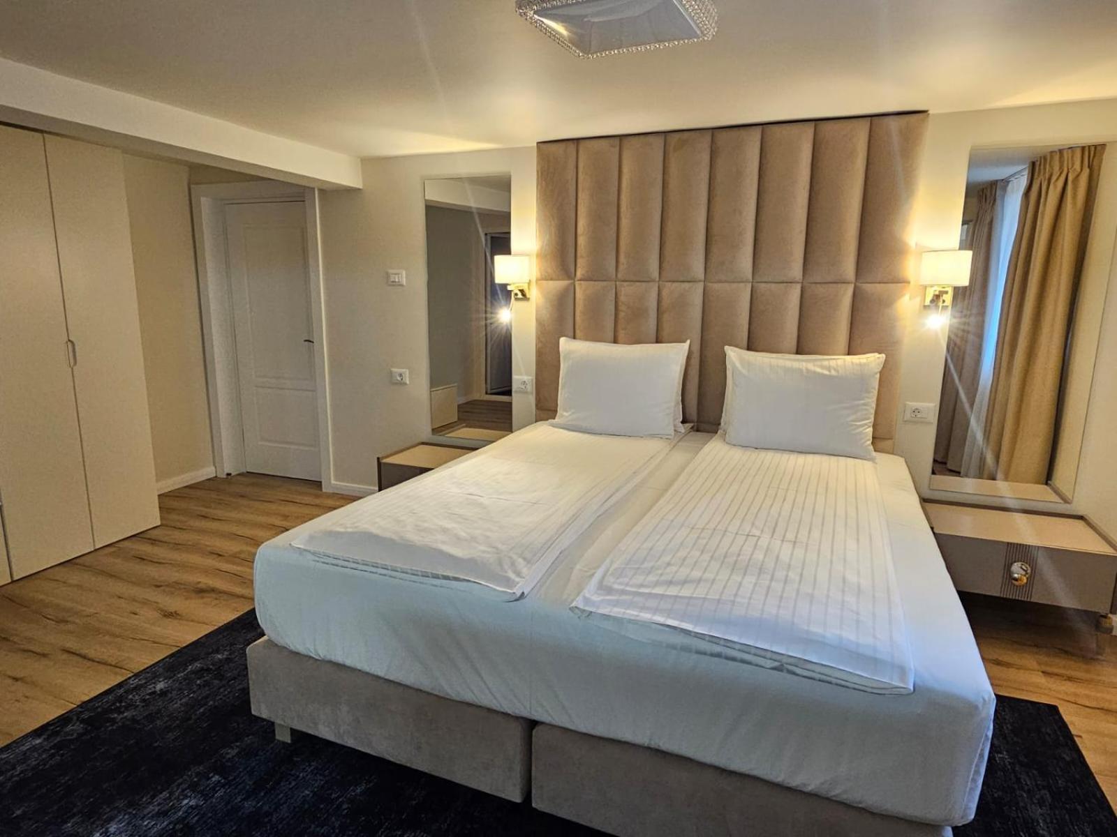 Hotel Queen Ramnicu Valcea Ngoại thất bức ảnh